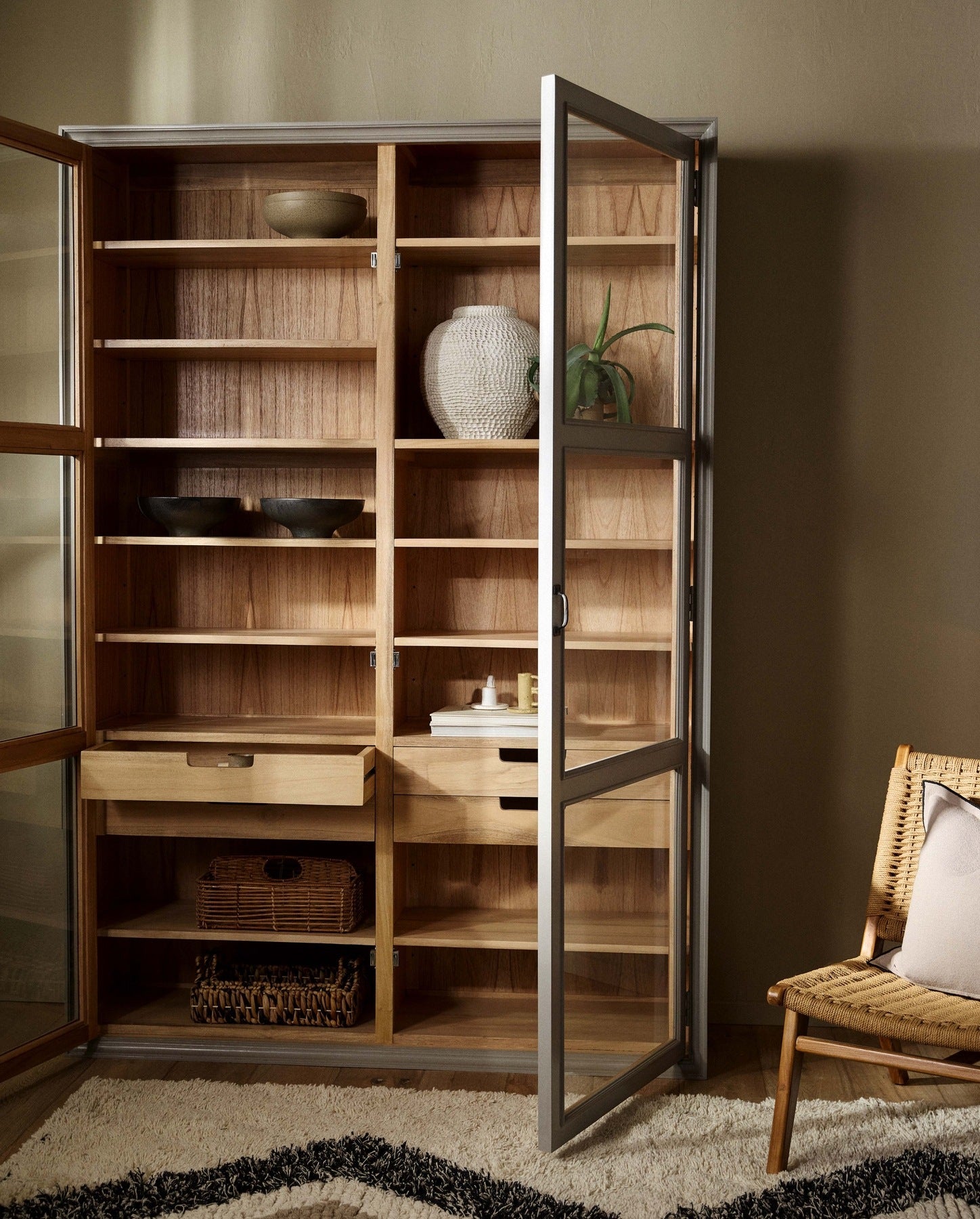 VIVA vitrineskab i træ med 2 låger - grå/natur