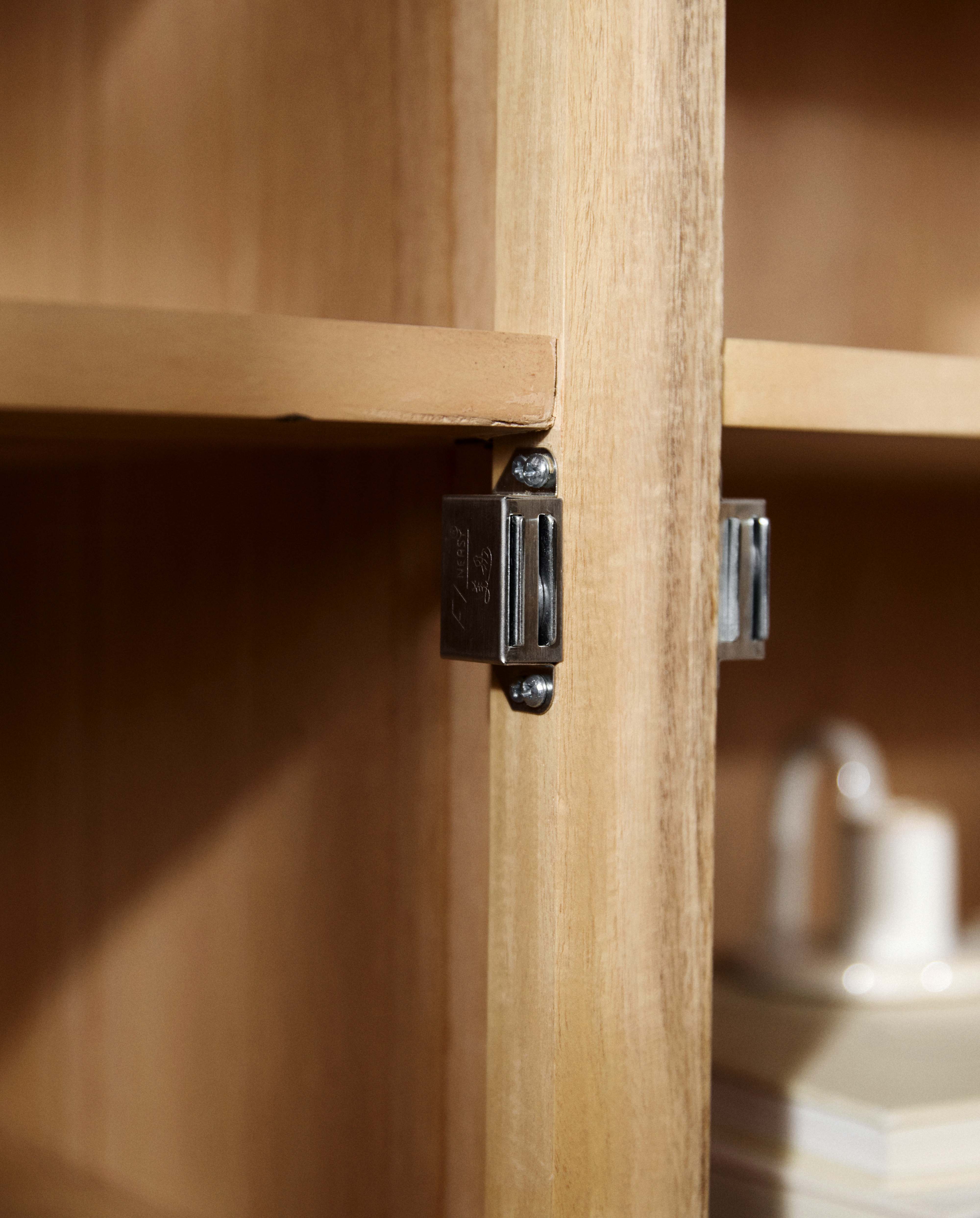 VIVA vitrineskab i træ med 2 låger - grå/natur