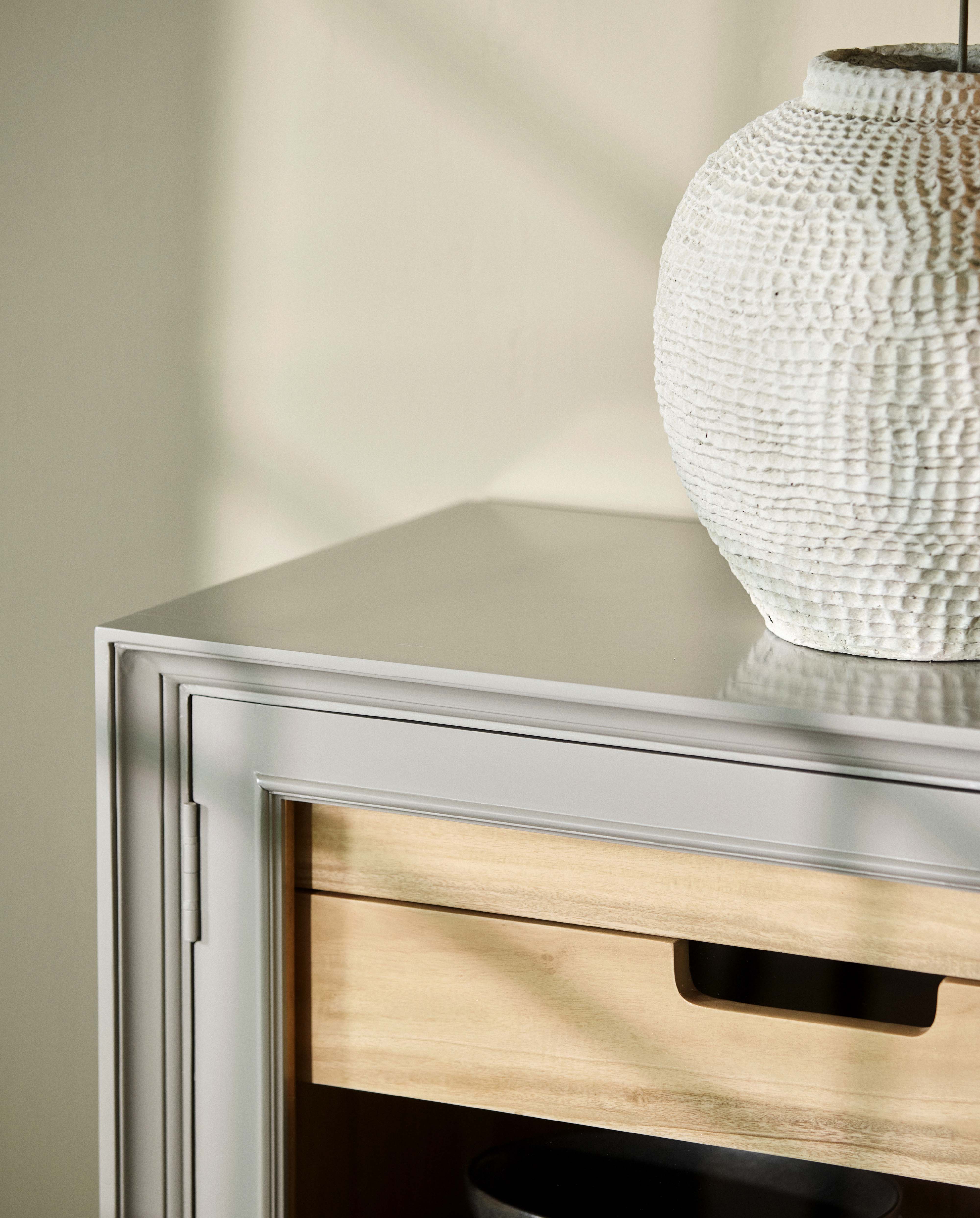 VIVA vitrineskab i træ, lav model m. 2 låger - grå/natur