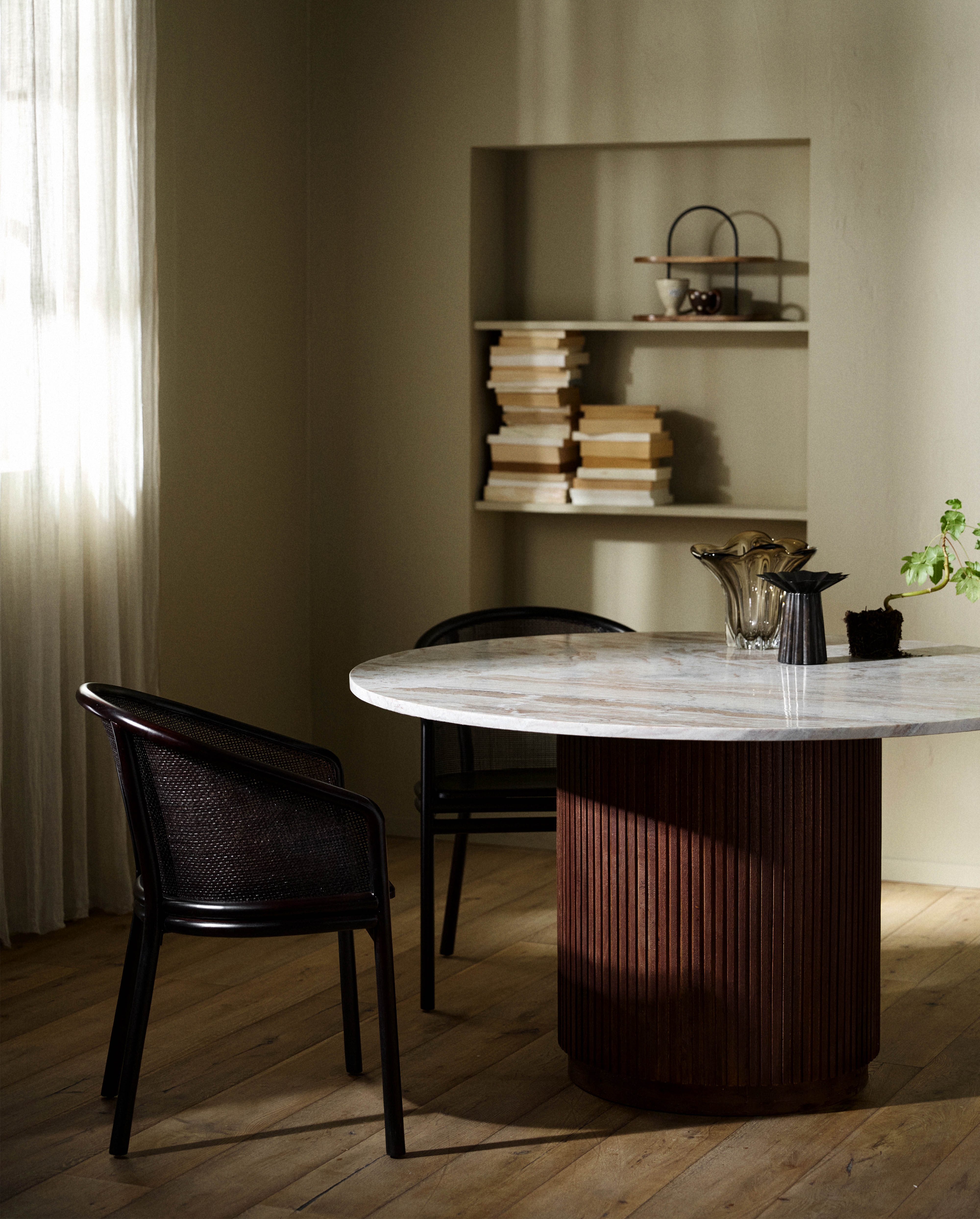 ERIE rundt spisebord i mørk træ og marmor - ø140 cm - råhvid, brun, beige