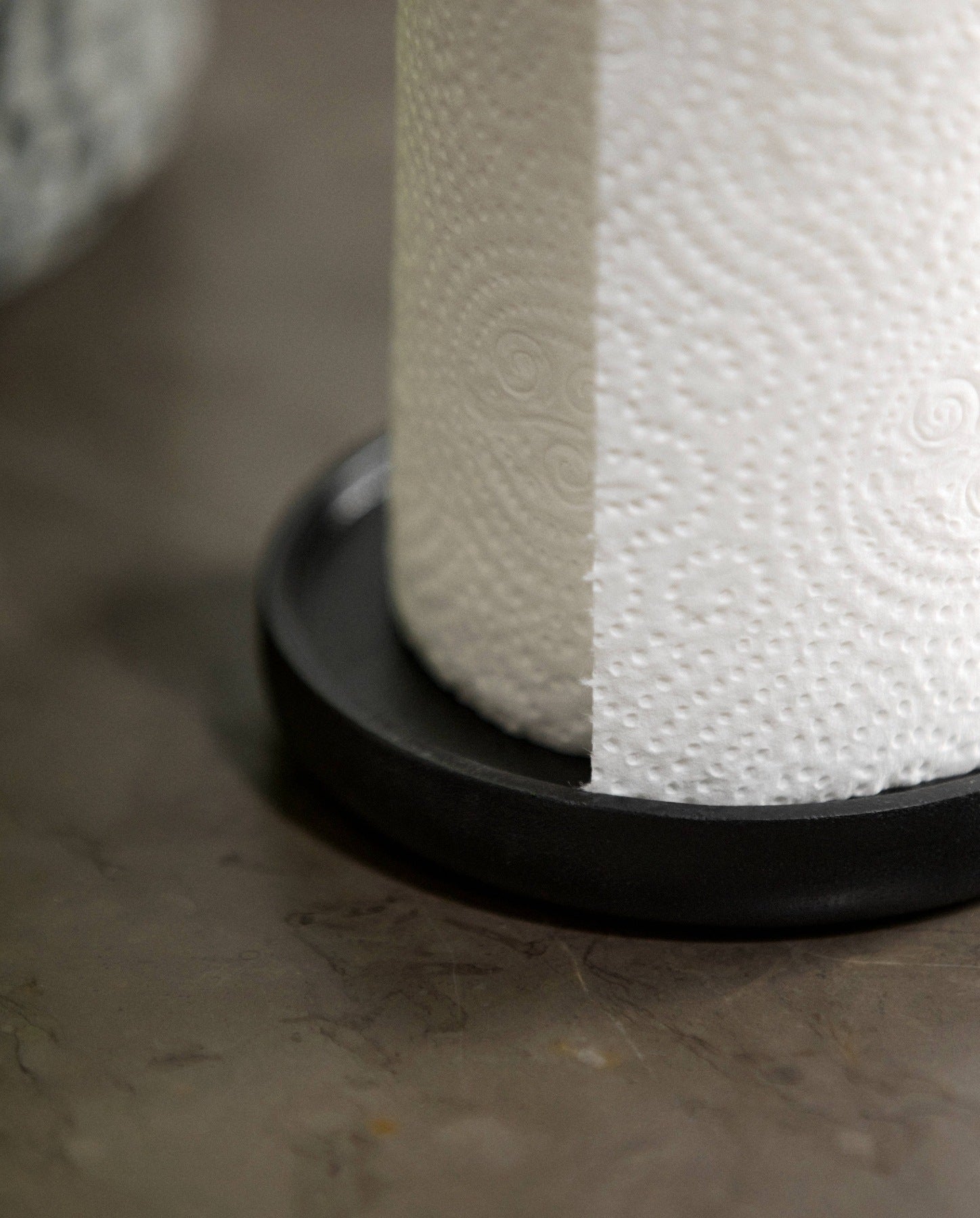 PIPER køkkenrulleholder, træ - sort