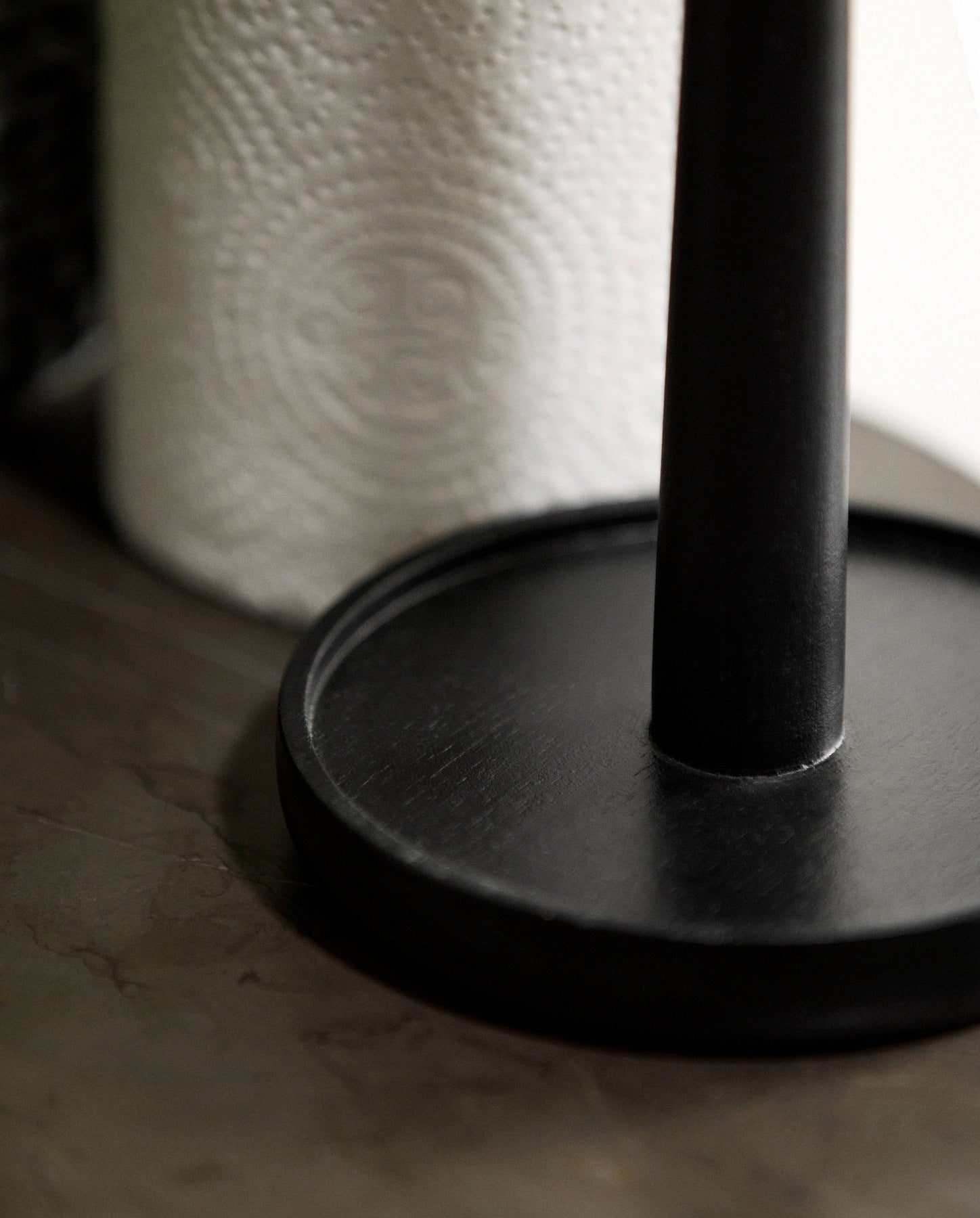 PIPER køkkenrulleholder, træ - sort