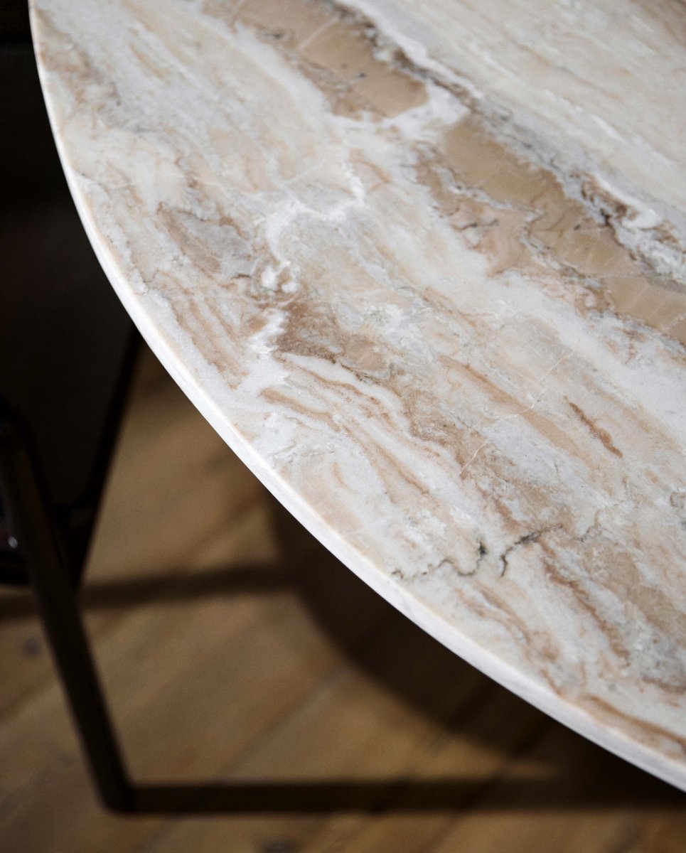 ERIE rundt spisebord i mørk træ og marmor - ø140 cm - råhvid, brun, beige - nordal.dk