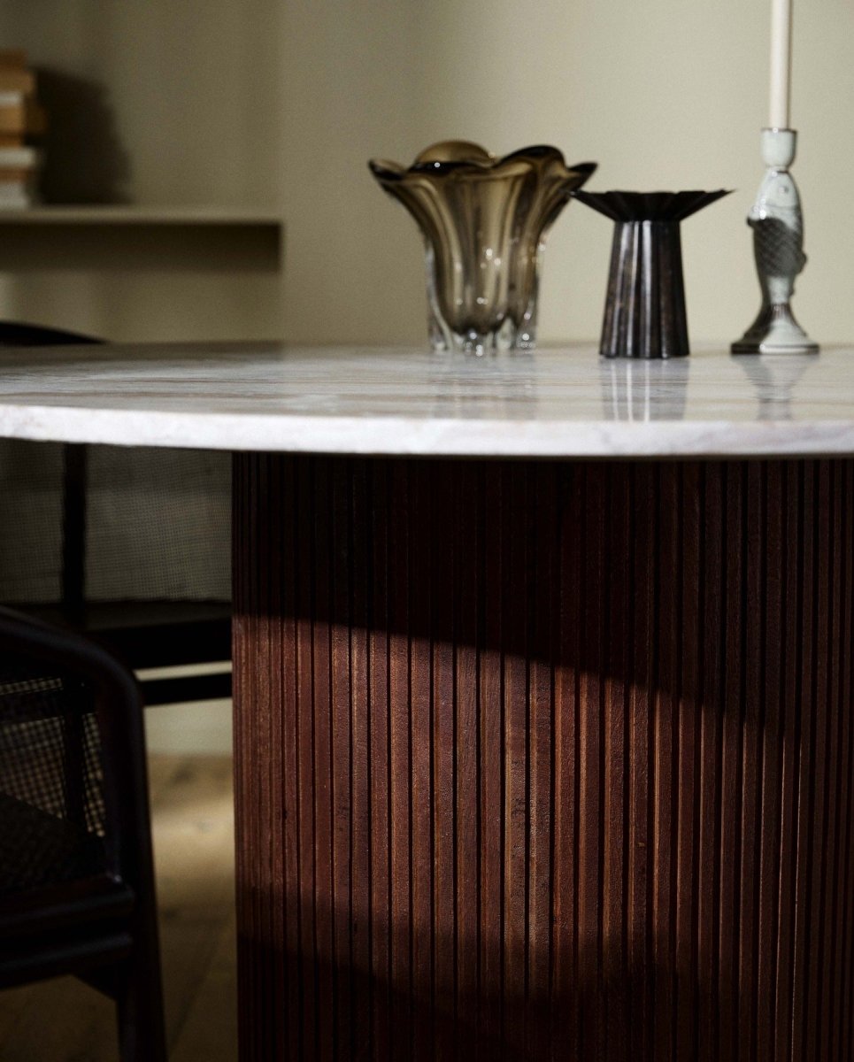 ERIE rundt spisebord i mørk træ og marmor - ø140 cm - råhvid, brun, beige - nordal.dk