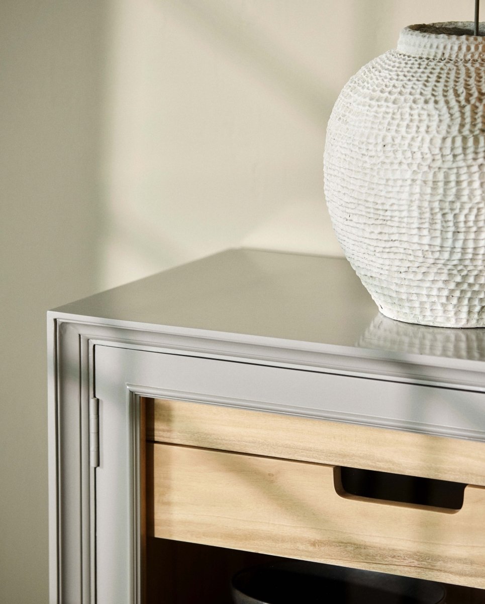 VIVA vitrineskab i træ, lav model m. 2 låger - grå/natur - nordal.dk