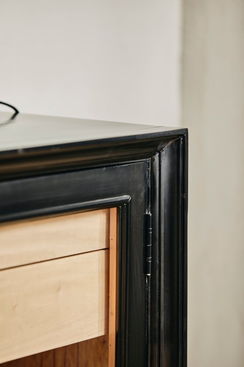 VIVA vitrineskab i træ, lav model m. 2 låger - sort/natur - nordal.dk