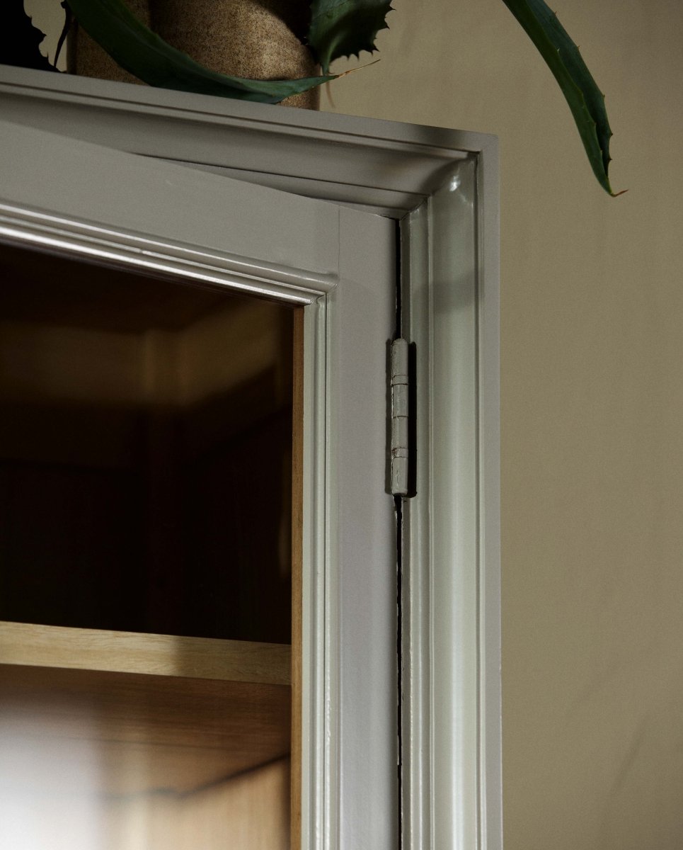 VIVA vitrineskab i træ med 1 låge - grå/natur - nordal.dk