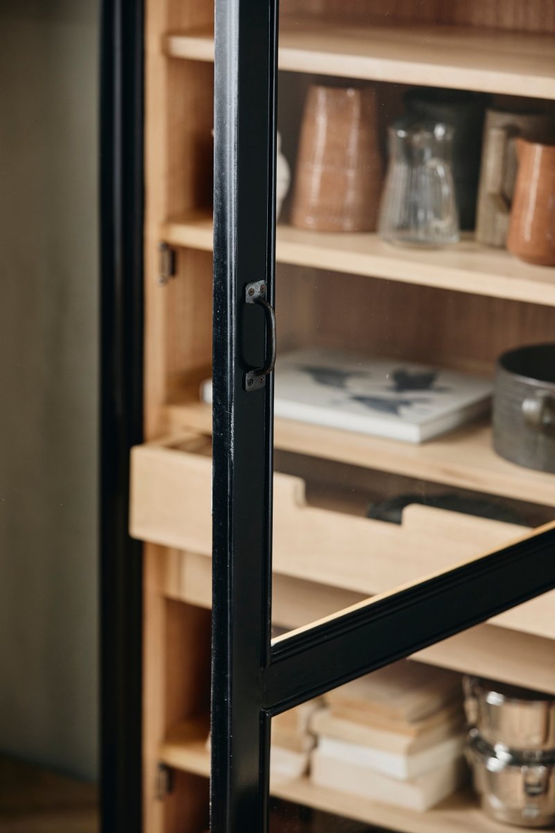 VIVA vitrineskab i træ med 1 låge - sort/natur - nordal.dk