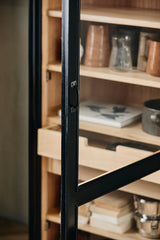 VIVA vitrineskab i træ med 1 låge - sort/natur - nordal.dk