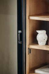 VIVA vitrineskab i træ med 1 låge - sort/natur - nordal.dk