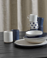 GRAINY krus i keramik m/hank - h8 cm - sand/mørkeblå