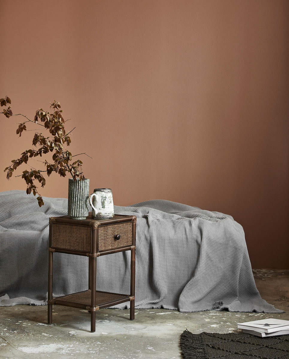 HAYES sidebord/sengebord i rattan - brun