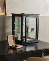 ARNO glasmontre/display i træ - 50x37 cm - sort/natur - nordal.dk