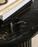 ERIE rundt sofabord i træ og marmor - ø90 cm - sort - nordal.dk