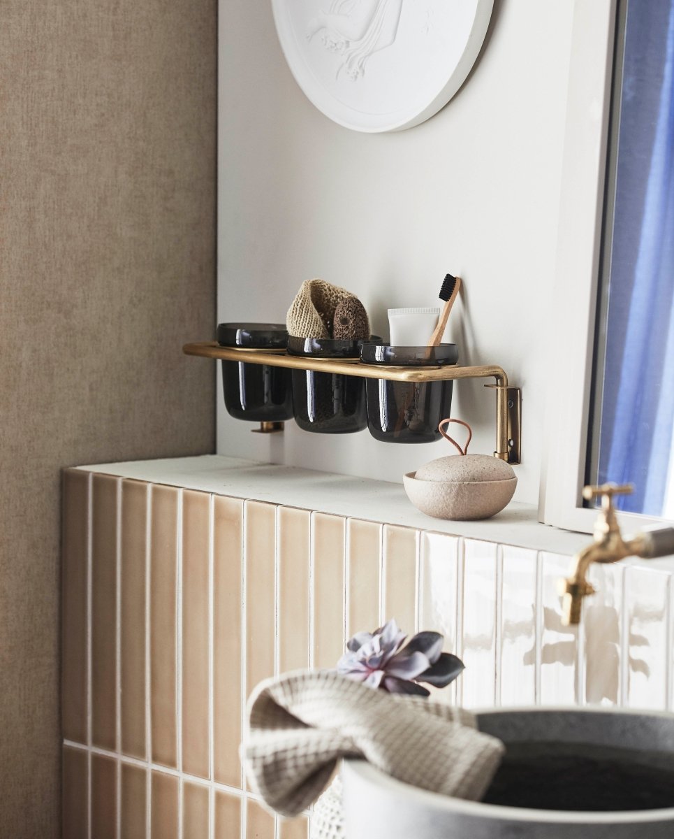 FIDRA opbevaringshylde - sort/messing finish - nordal.dk