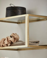 NERA hylde/sengebord i metal med glas - 36x20 cm - guld - nordal.dk