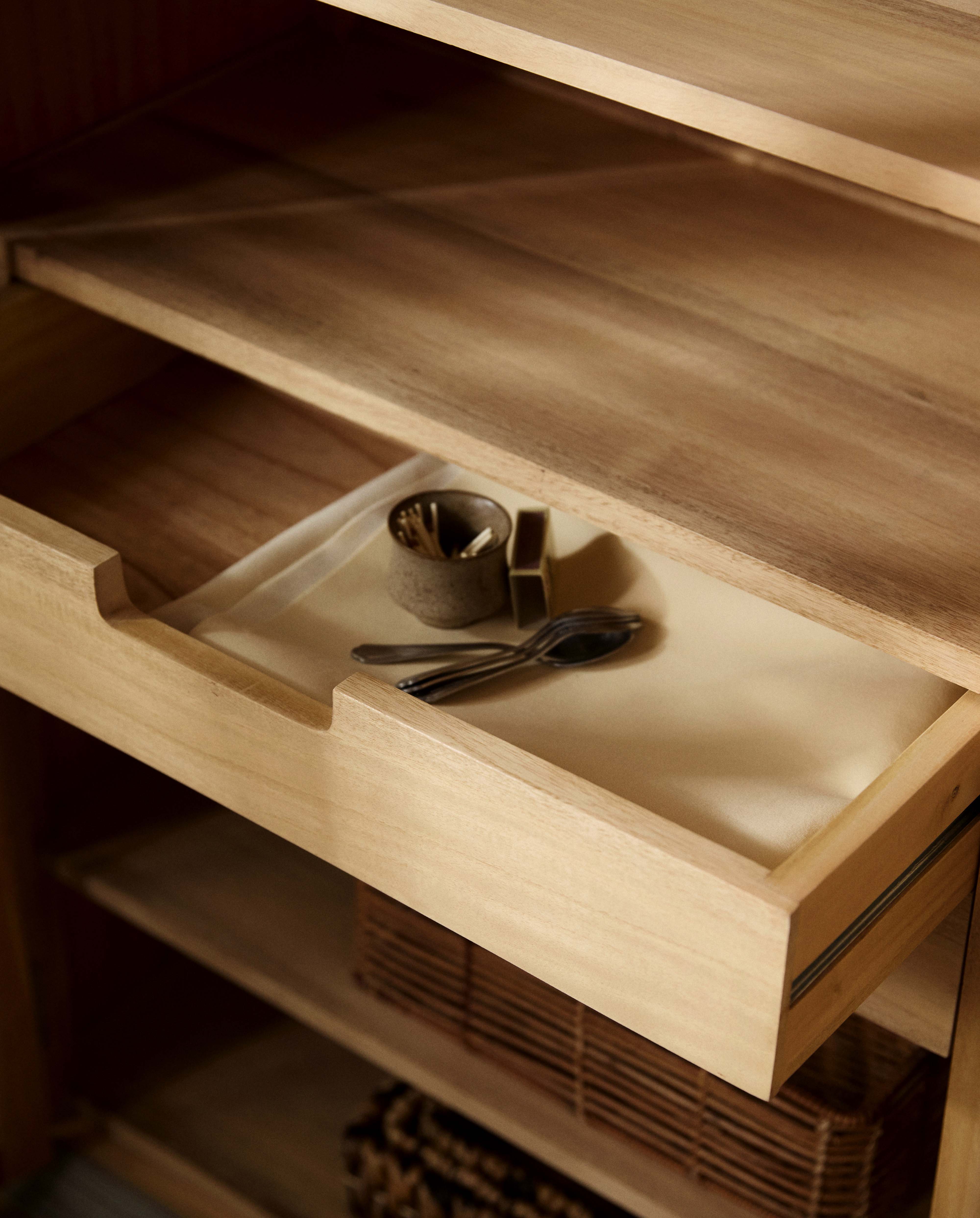 VIVA vitrineskab i træ med 1 låge - grå/natur