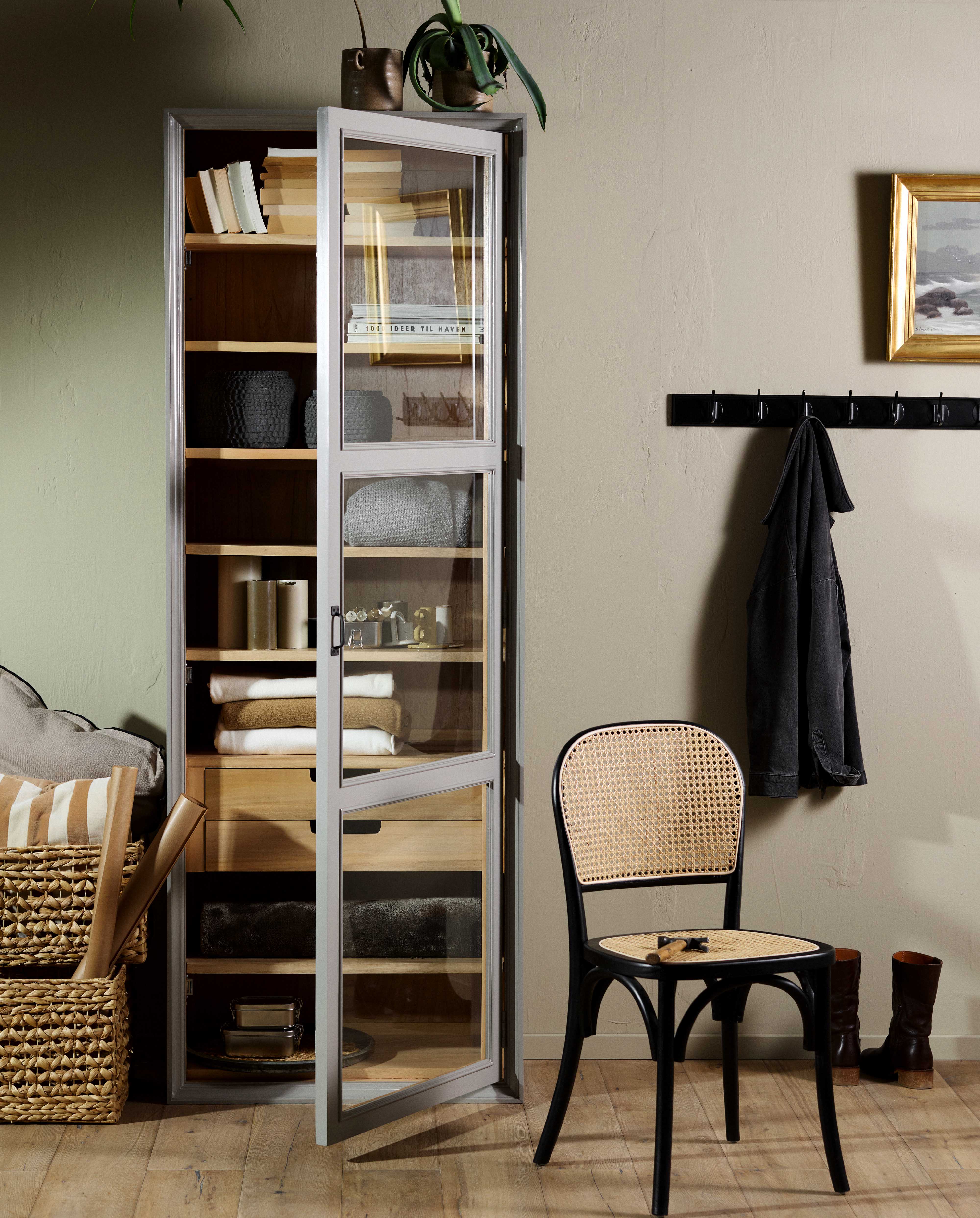 VIVA vitrineskab i træ med 1 låge - grå/natur