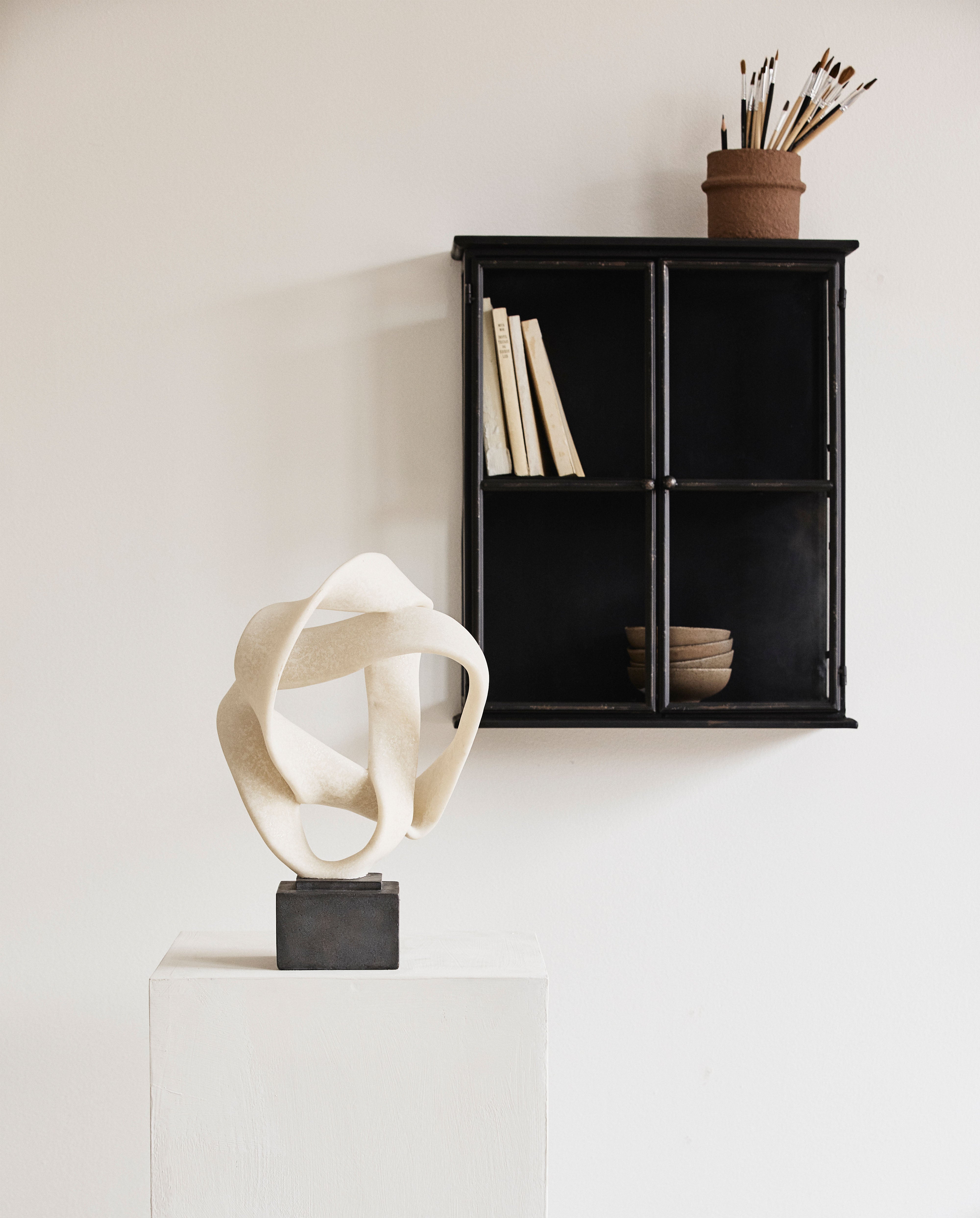 ROSALA skulptur til dekoration - h43 cm - sort/hvid