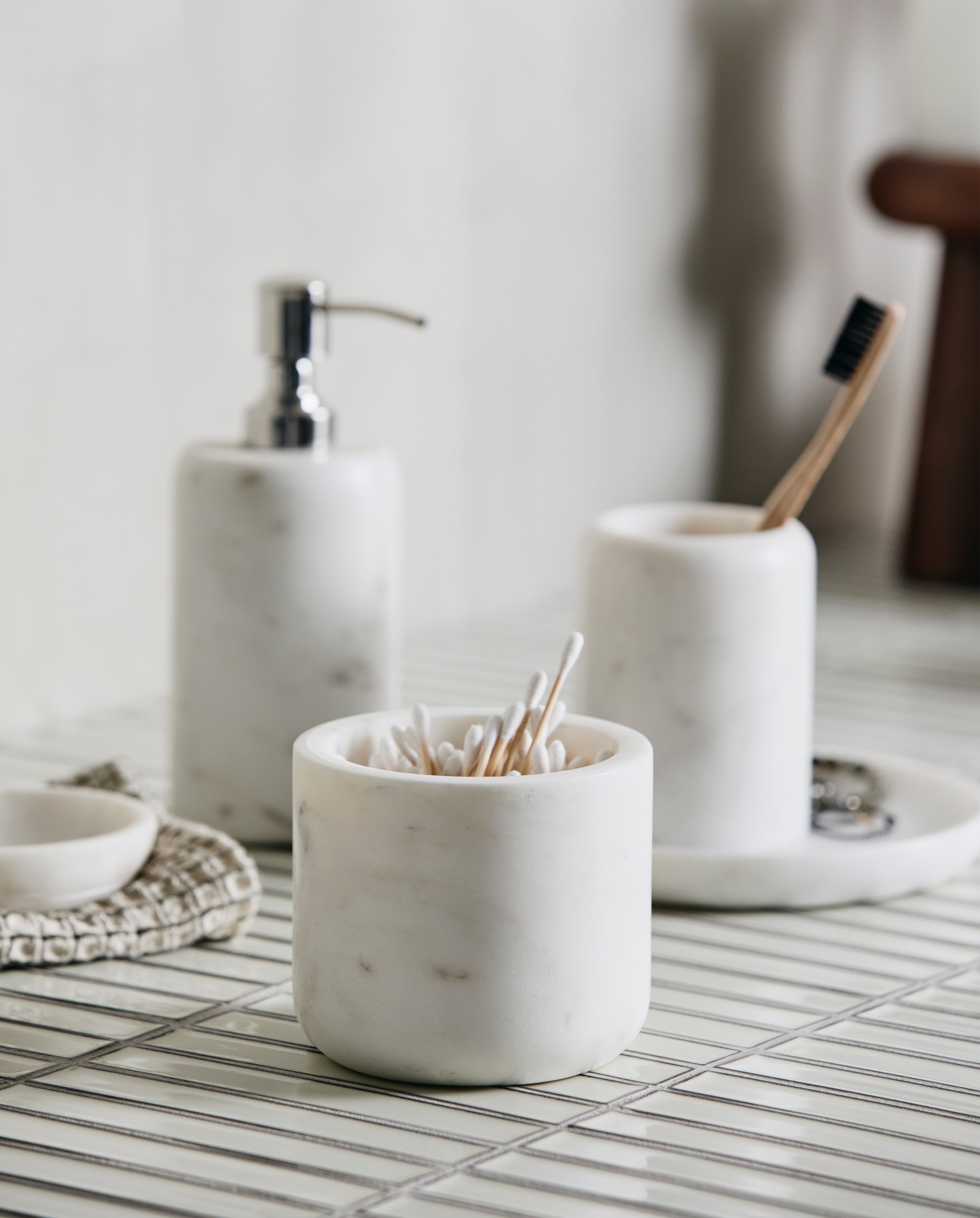 MARBLE sæbedispenser i marmor - h13 cm - hvid