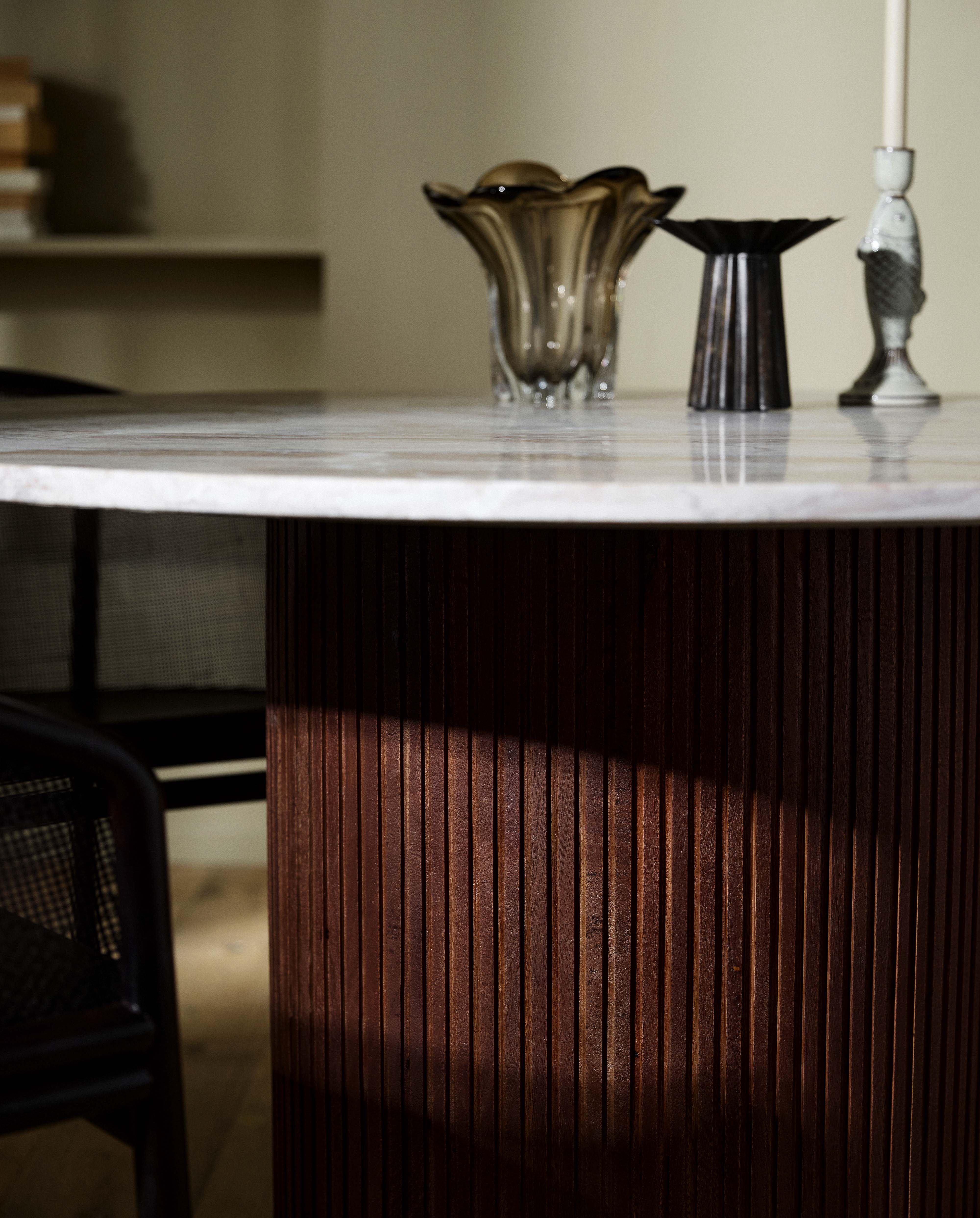 ERIE rundt spisebord i mørk træ og marmor - ø140 cm - råhvid, brun, beige