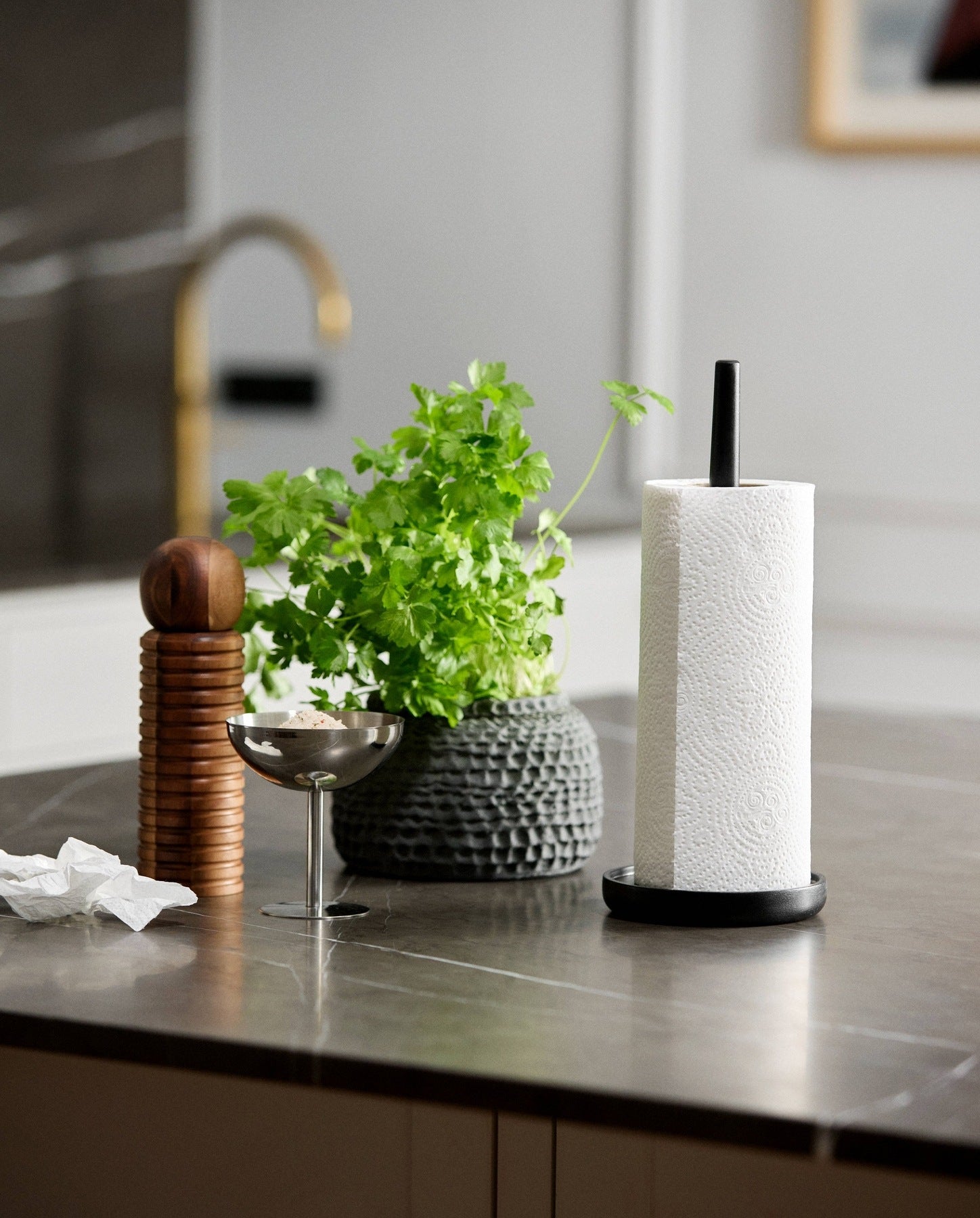 PIPER køkkenrulleholder, træ - sort