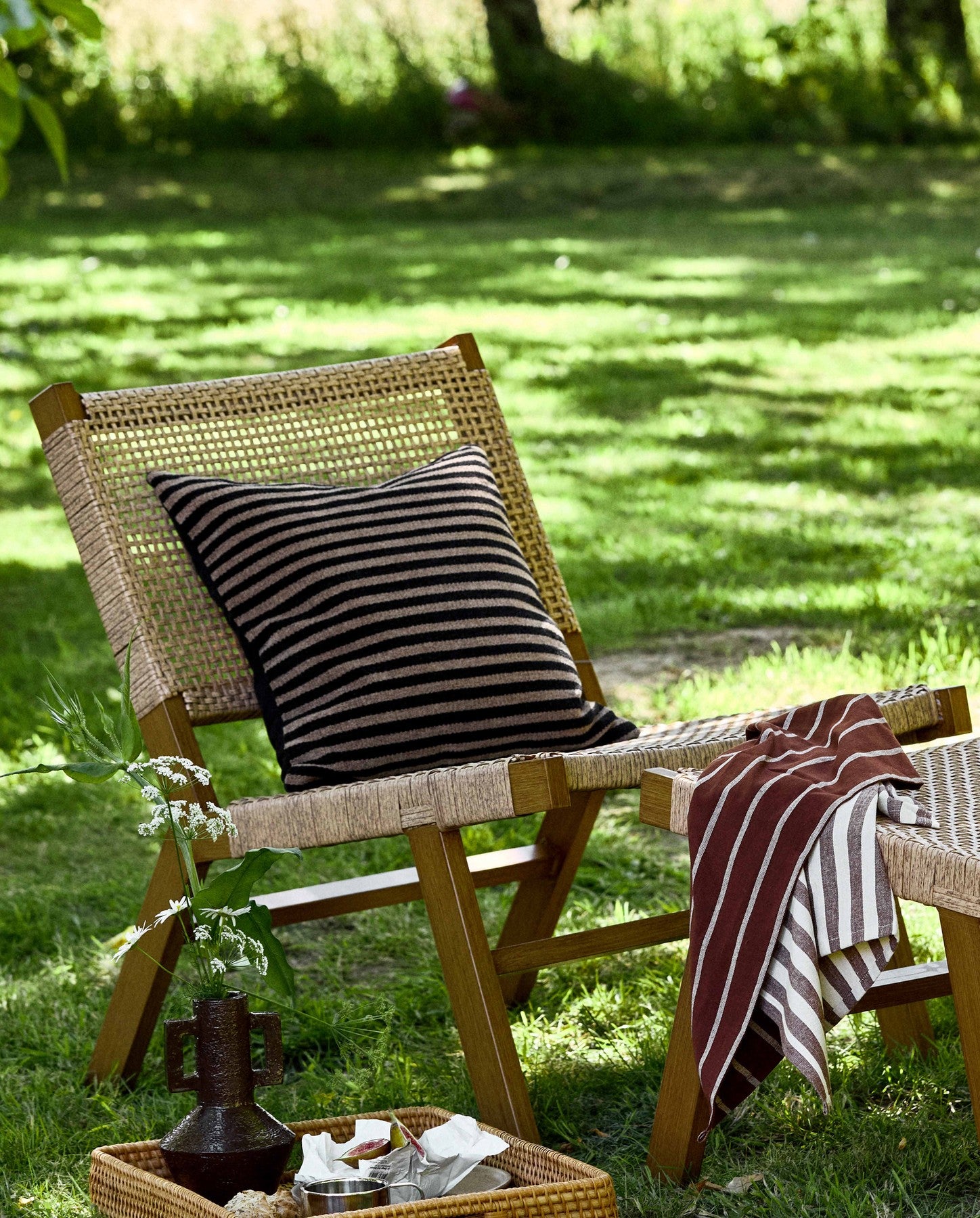 VASAI lounge havestol i flettet polyrattan - natur