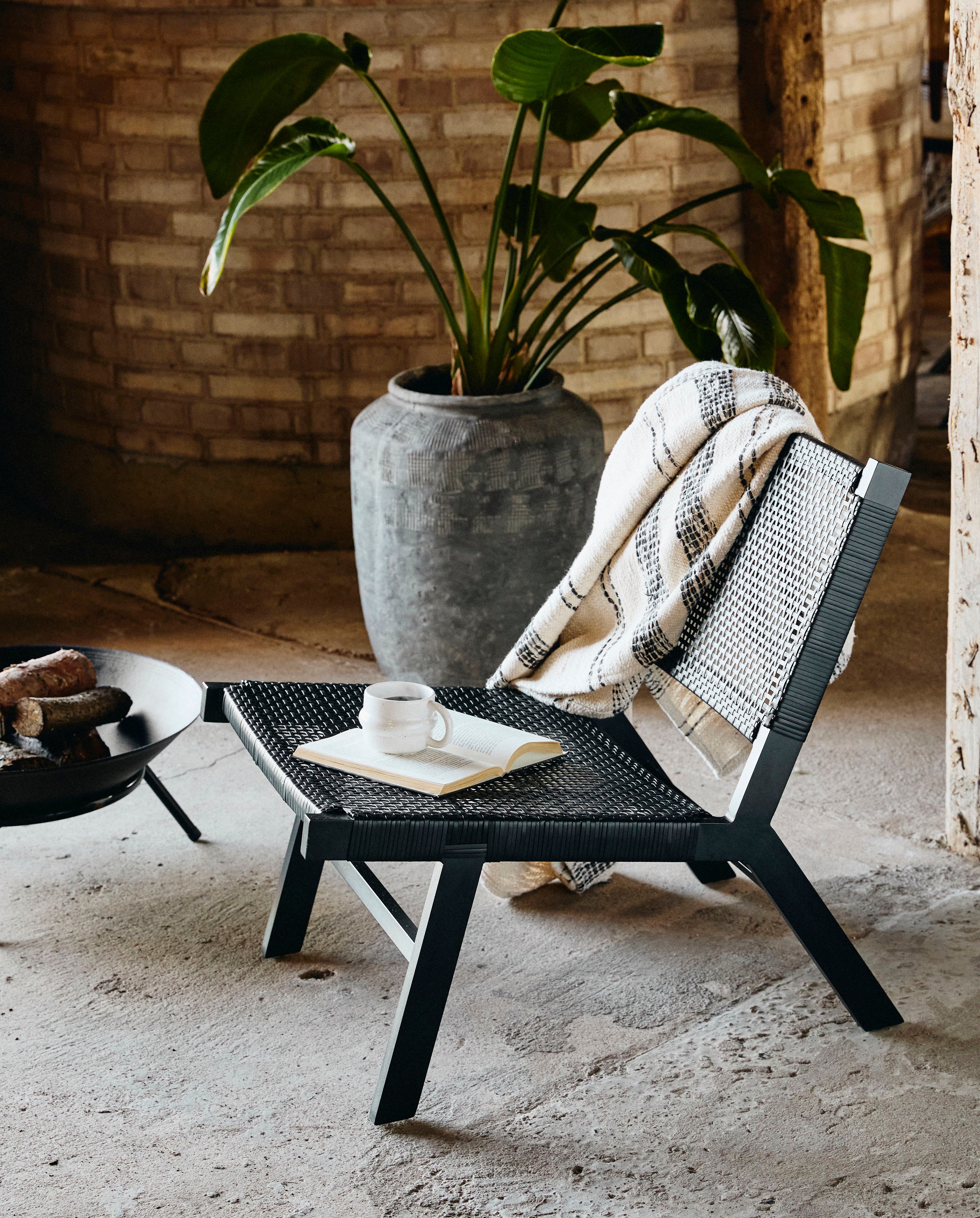 VASAI lounge havestol i flettet polyrattan - sort