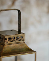 ANTIQUE lanterne i jern - h30 cm - guld finish - nordal.dk