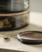 BASIL opbevaringsglas med låg i træ - 1300 ml - nordal.dk