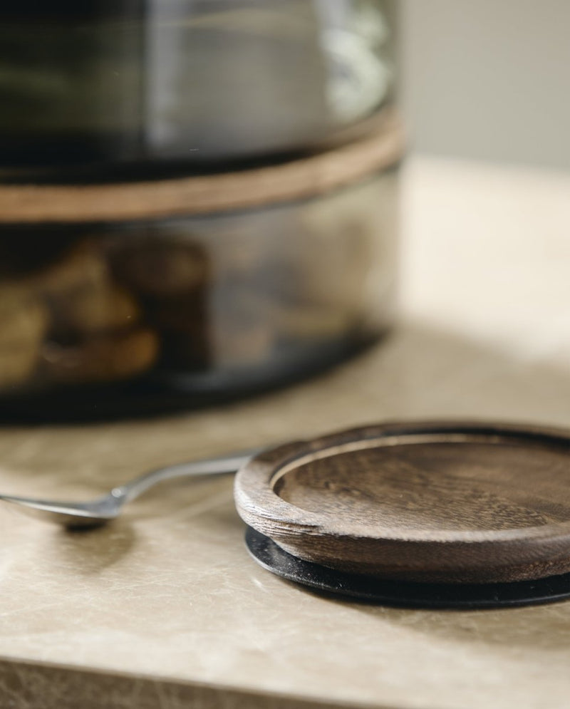 BASIL opbevaringsglas med låg i træ - 1300 ml - nordal.dk