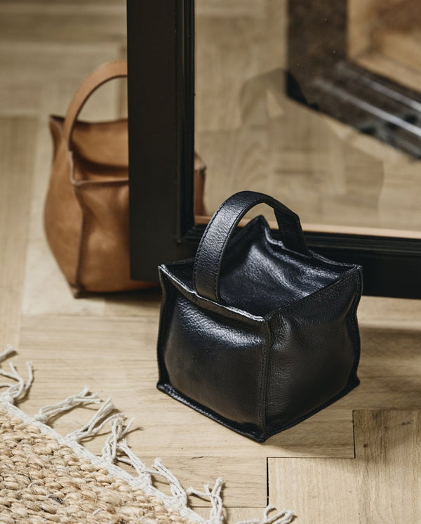 COOK dørstopper i læder med hank - 12x12 cm - sort - nordal.dk