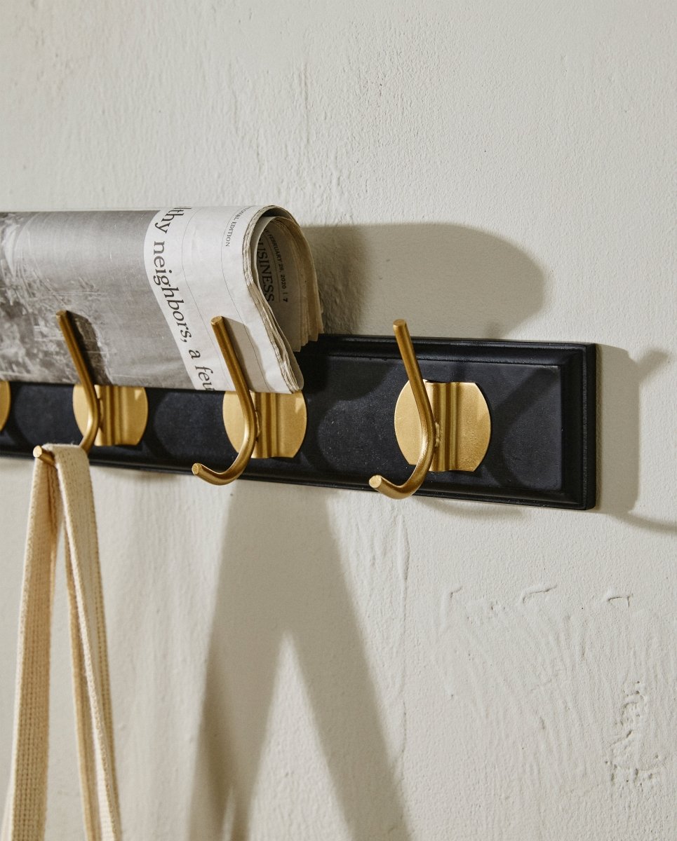 EDGY knagerække i træ med 8 messing knager - 90 cm - sort - nordal.dk