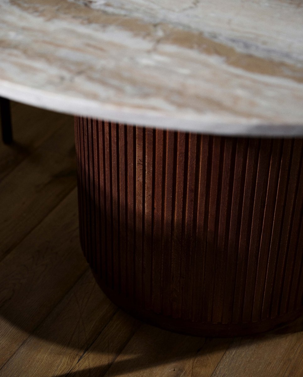 ERIE rundt spisebord i mørk træ og marmor - ø140 cm - råhvid, brun, beige - nordal.dk