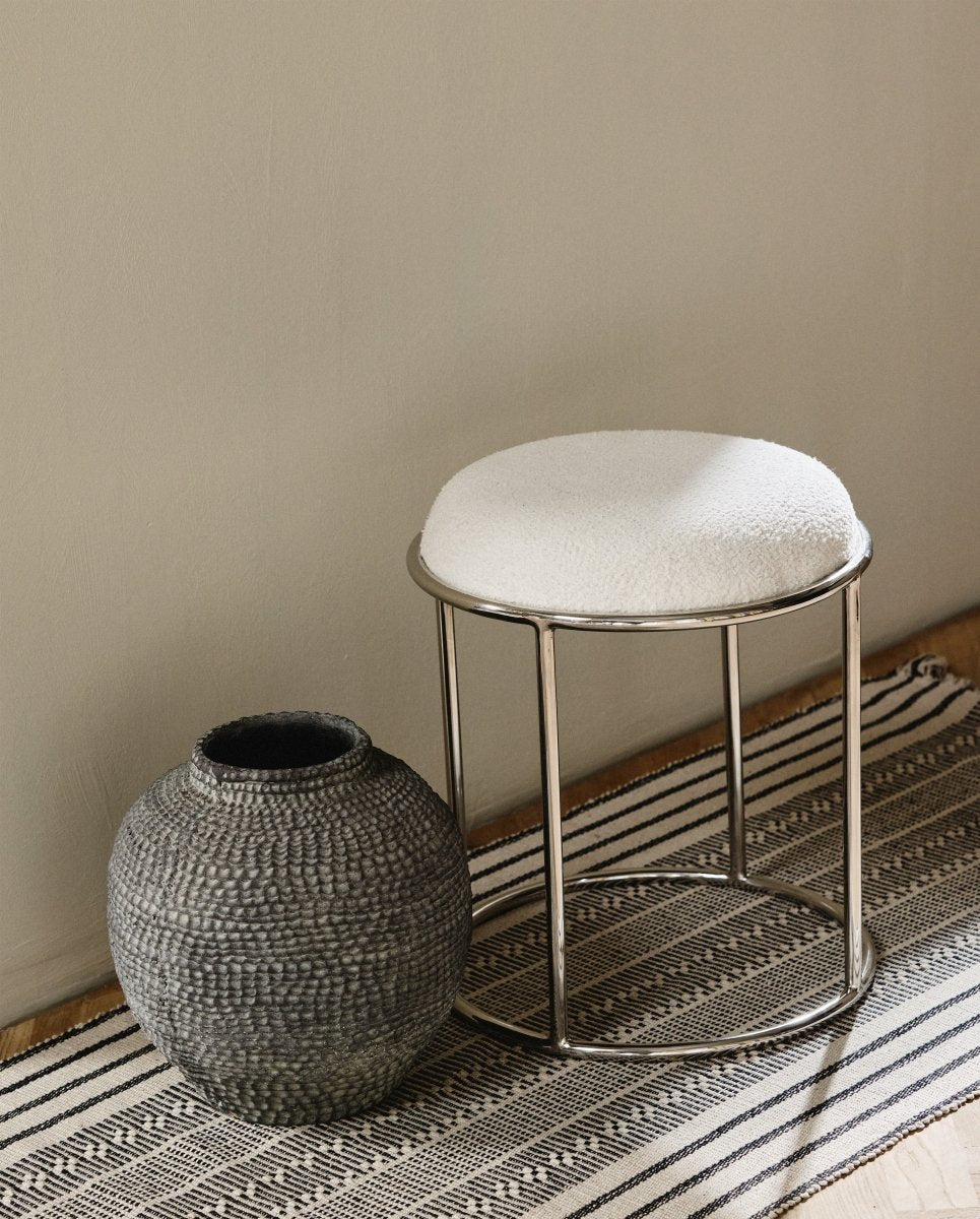 KOMATI skammel - råhvid - nordal.dk