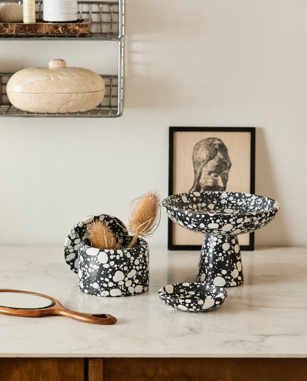 NUSA skål på fod - sort/hvid - nordal.dk