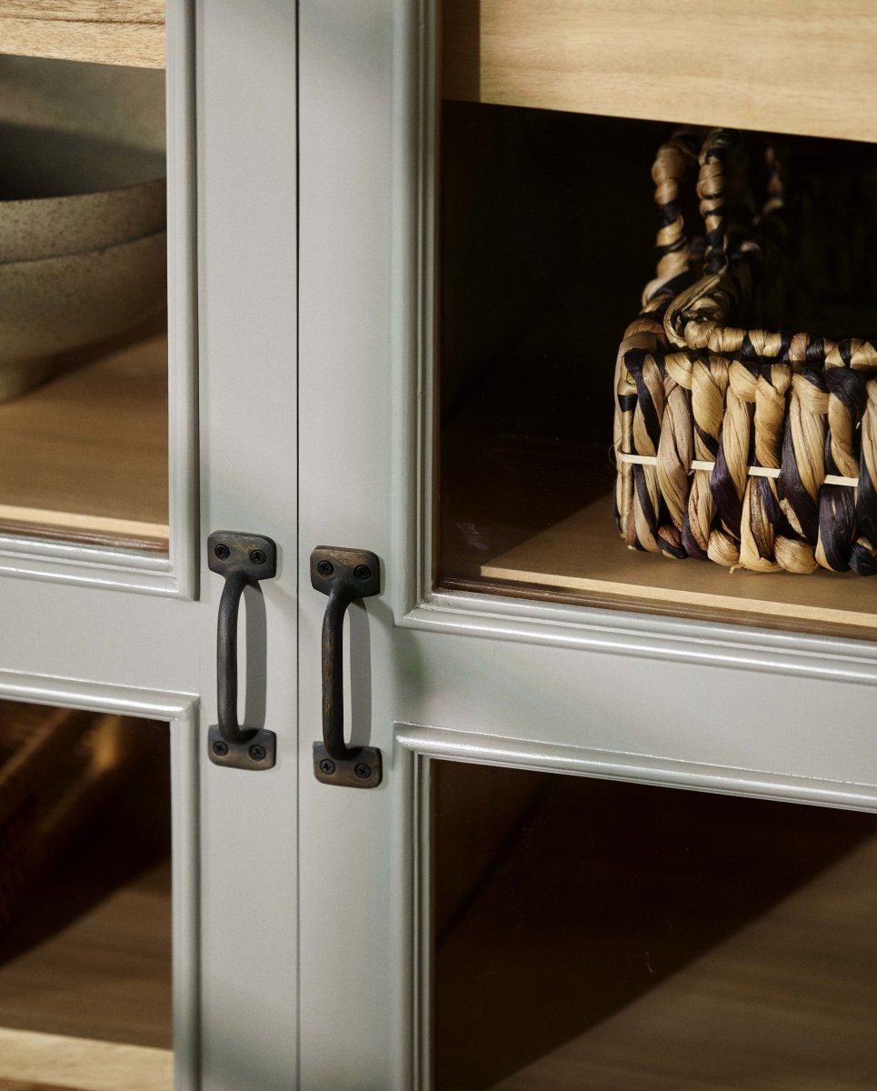 VIVA vitrineskab i træ, lav model m. 2 låger - grå/natur - nordal.dk