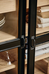 VIVA vitrineskab i træ, lav model m. 2 låger - sort/natur - nordal.dk