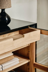 VIVA vitrineskab i træ, lav model m. 2 låger - sort/natur - nordal.dk