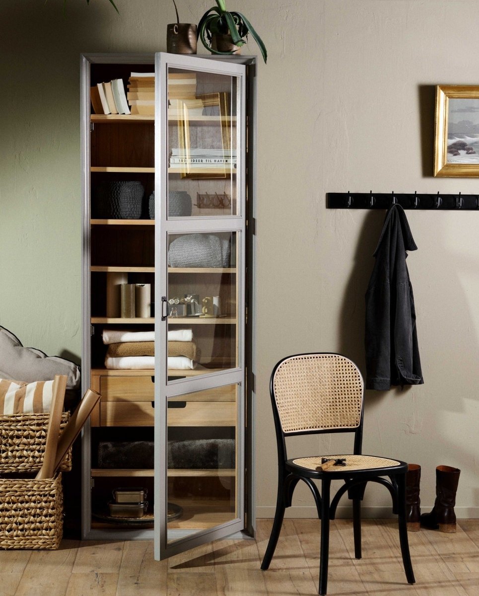 VIVA vitrineskab i træ med 1 låge - grå/natur - nordal.dk