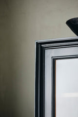 VIVA vitrineskab i træ med 1 låge - sort/natur - nordal.dk