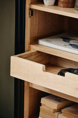 VIVA vitrineskab i træ med 1 låge - sort/natur - nordal.dk