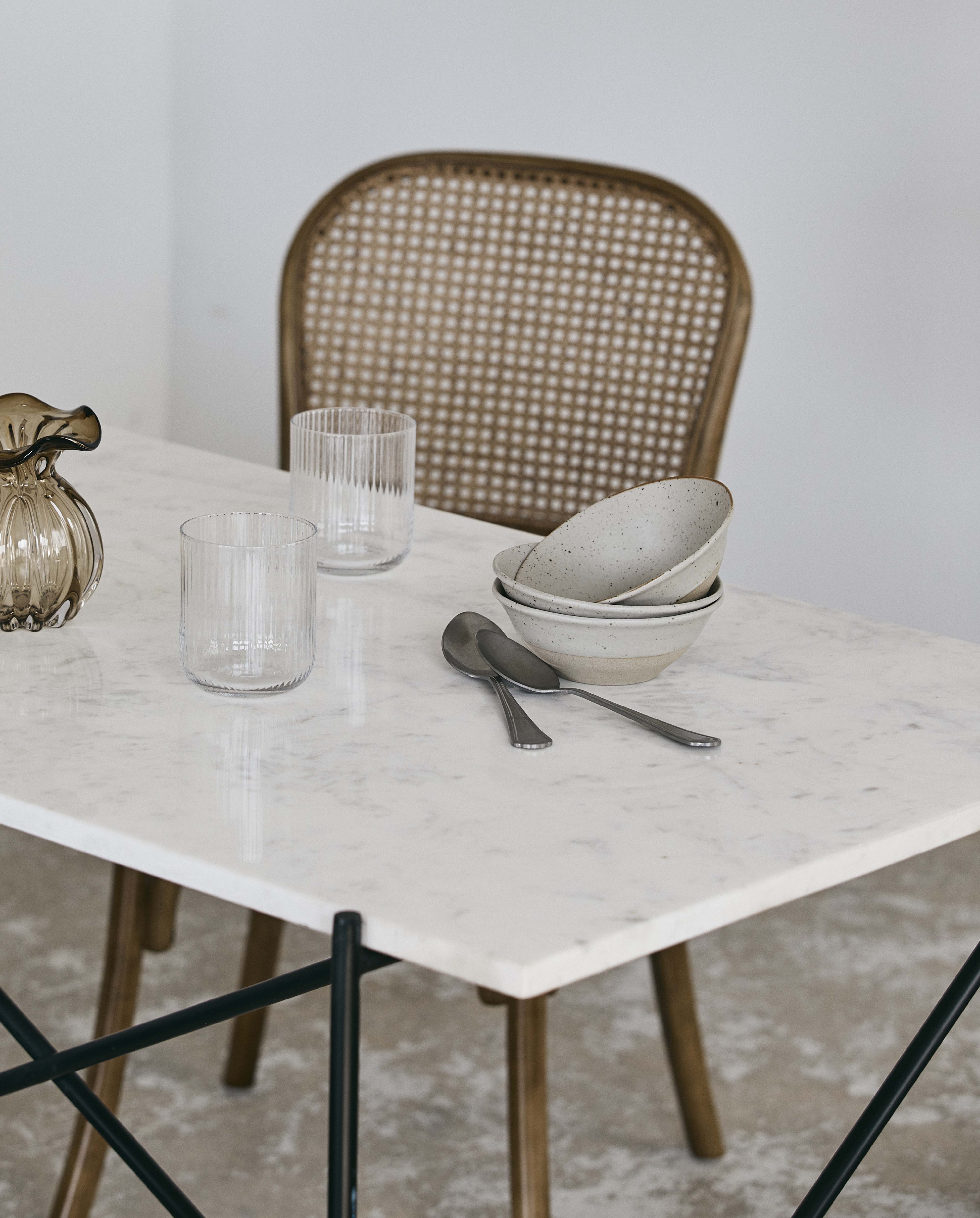 DEE spisebord / arbejdsbord i jern og marmor - 142x70 - hvid/sort