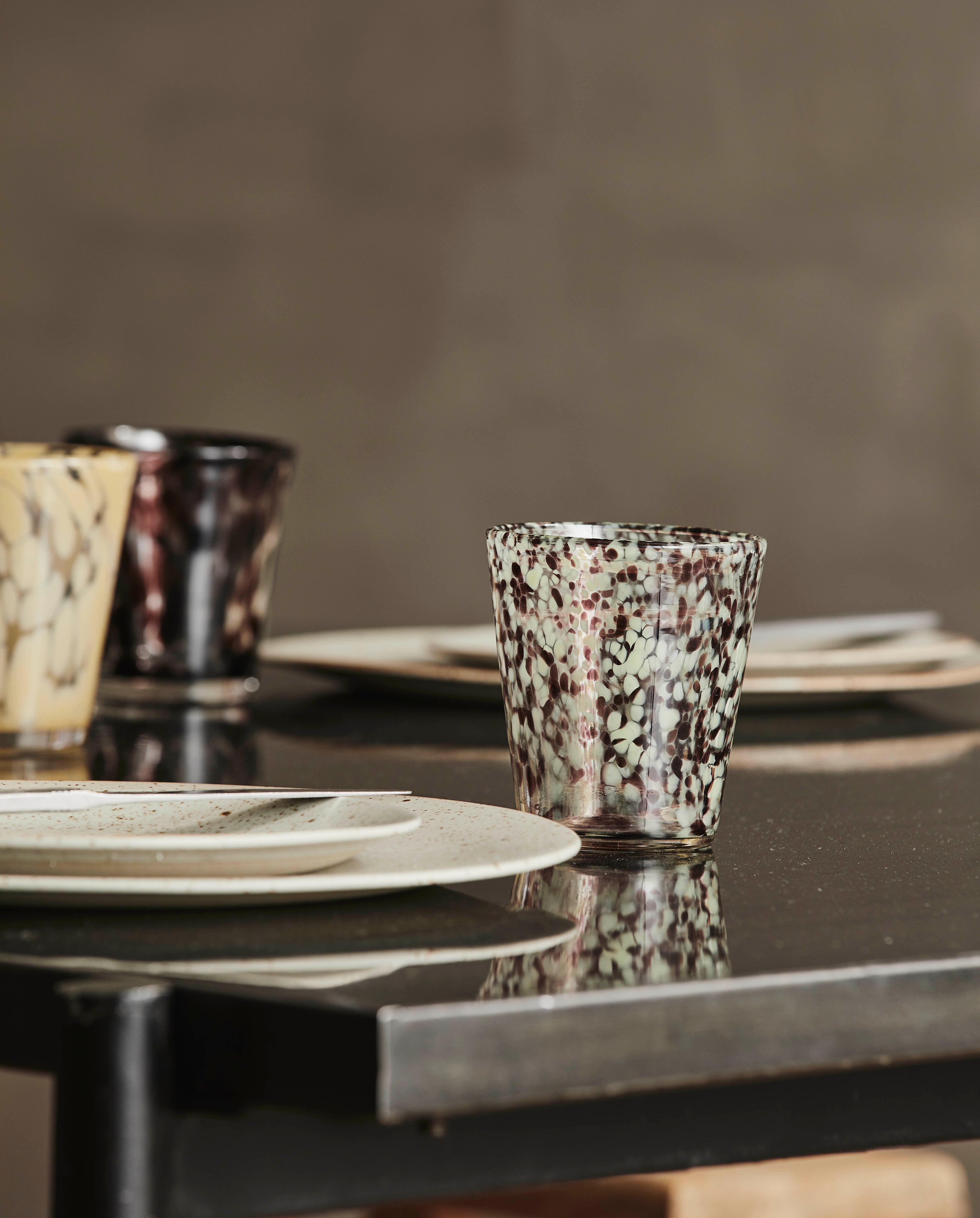 TEPIN drikkeglas med mønster - h10 cm - klar glas/brun/grøn