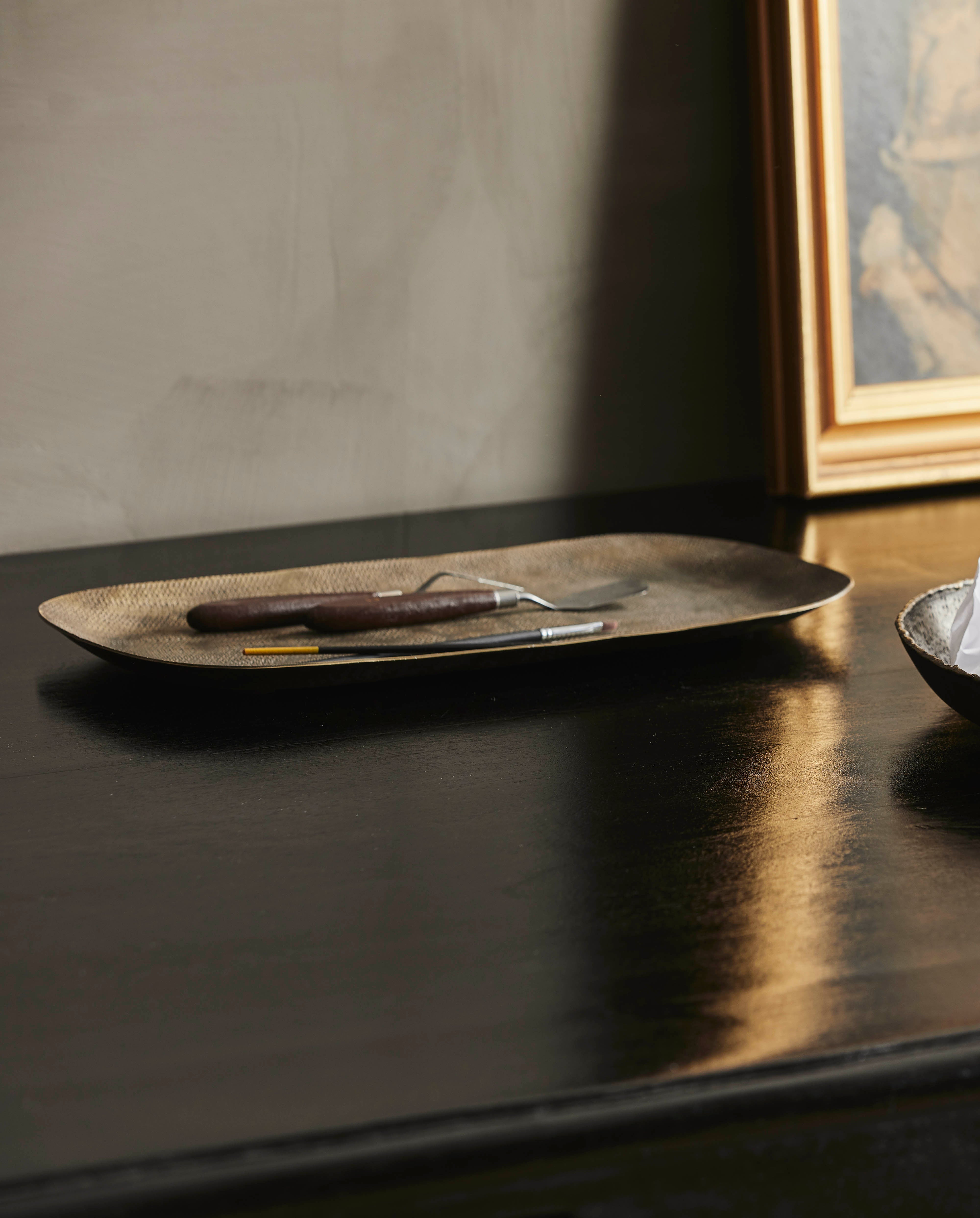 DANNA bakke/lysfad i aluminium - 38,5x18 cm - antik messing