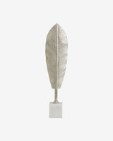 MAUI figur med blad til dekoration - h47 cm - sølv/hvid