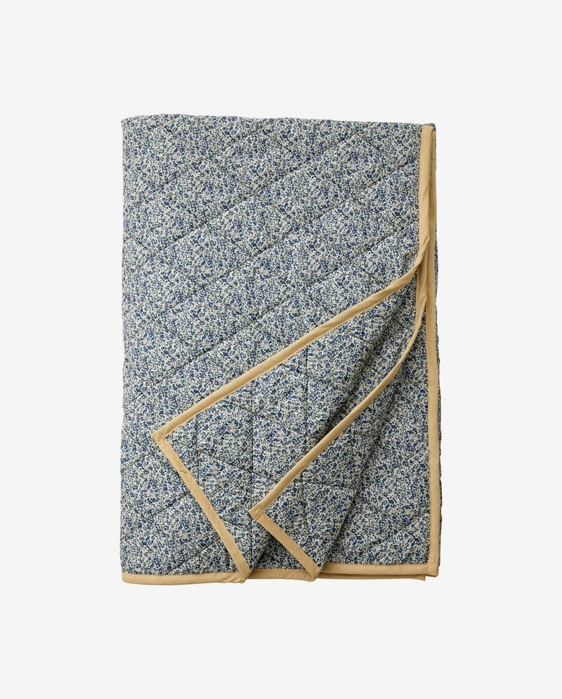 AGENA quiltet tæppe i bomuld - 140x200 cm - blå/offwhite - nordal.dk