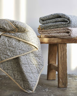 AGENA quiltet tæppe i bomuld - 140x200 cm - blå/offwhite - nordal.dk
