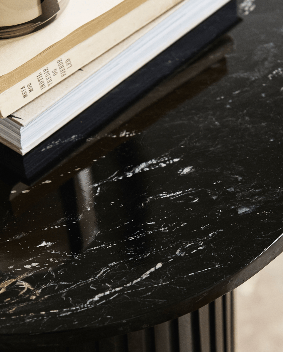 ERIE rundt sofabord i træ og marmor - ø90 cm - sort - nordal.dk