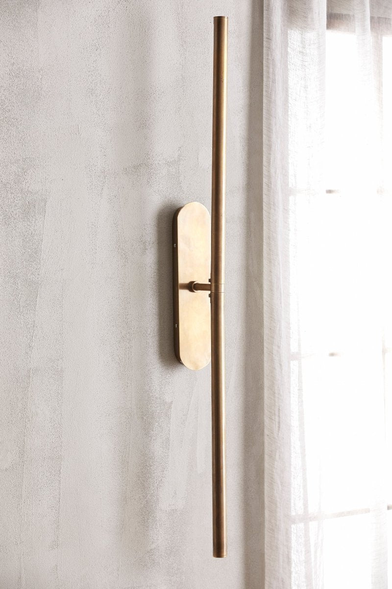 LUNA væglampe - L116 cm - messing - nordal.dk